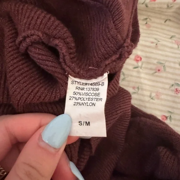 Elegant V-Neck Burgundy cropped Sweater - Picture 4 of 4